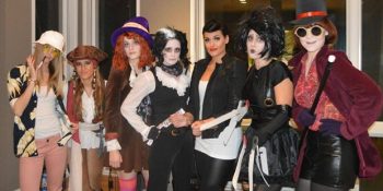 Her Yıl Cadılar Bayramı’nda Farklı Bir Oyuncunun Karakterlerini Canlandıran 7 Arkadaş