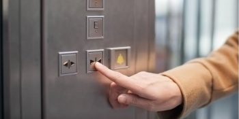 Asansörlerdeki Kapıyı Kapatma Düğmesi Gerçekten İşe Yarıyor Mu?