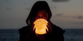 Soru İşaretleri Artıyor: 12 Aralık İkizler Burcunda Dolunay ve Burçlara Etkileri