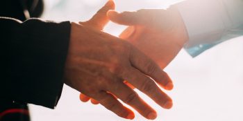 El Sıkışma Sanatı: El Sıkışırken Yapmanız ve Yapmamanız Gerekenler