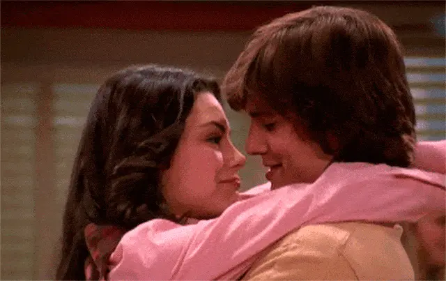 Mila Kunis ve Ashton Kutcher öpüşüyor