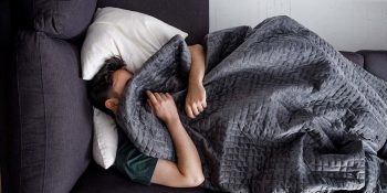 Neden Sıcak Gecelerde Bile Örtü Olmadan Uyuyamıyoruz?