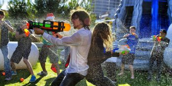 Yaz Aylarının En Büyük Eğlencesi: Her Bütçeye Uygun En İyi Su Tabancaları