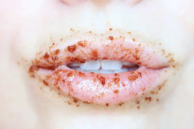 Peki peeling nedir, nasıl uygulanır ve çeşitleri nelerdir? Tüm bu soruların cevabını sizler için araştırdık ve derledik. İşte ideal bir cilt bakım rutini için peelingle ilgili bilmeniz gereken her şey ve evde peeling yapımı...
