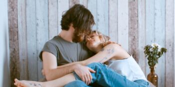 İlk Tatilden Arkadaşlarla Tanışmaya: İlişkilerin İlerleme Aşamaları ve Süreleri Hakkında Bilmeniz Gerekenler