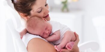 Yenidoğan Bebeğin İlk Günleri: Neler Normal, Neler Anormal?