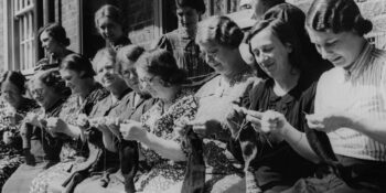 Savaş Zamanlarının Yetenekli Casusları: Gizli Mesajları Örgü ile Kıyafetlere Yerleştiren Kadınlar