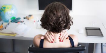 Tüm Günü Mahveden Boyun Tutulmasından Kurtulmak İçin Uygulayabileceğiniz 7 Yöntem