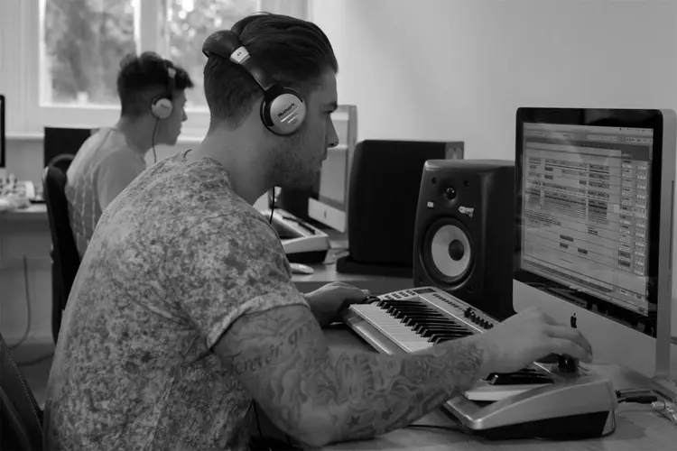 dj olmak için gerekli eğitimler