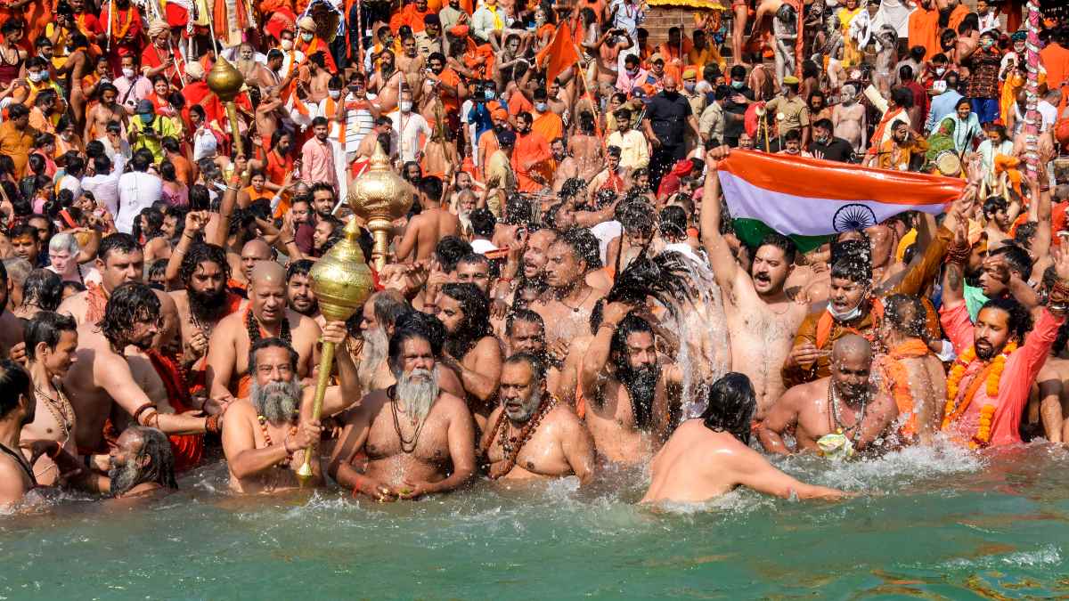 Nehirde yıkanan Hindular