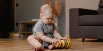 Bebeğinizi Eğlendirirken Gelişimine Destek Olun: En İyi Eğitici Bebek Oyuncakları