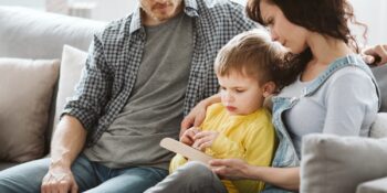 Hastalık Değil Farklılık: Otizmli Bireylerin Onlarla Konuşurken Bilmemizi İstediği 9 Şey