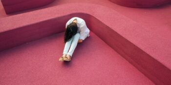 Toplumsal Normların Yıkıcı Etkisi: Yalnızlık Neden 30’lu Yaşlardan Önce Zirve Yapıyor?