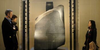 Rosetta Taşı: Üç Dilde Yazılan ve Hiyeroglifin Sırrını Çözen Tarihi Yazıt