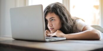 Neden Her Oturduğunuzda ya da Ayağa Kalktığınızda Homurdanma Sesleri Çıkarırsınız?