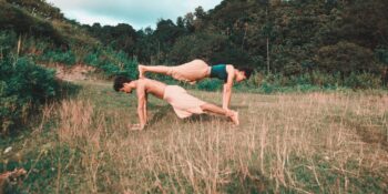 Tek ve İki Kişilik Yoga Hareketleri: Nasıl Yapılır, Nelere Dikkat Edilir?