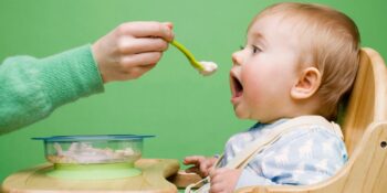 Ek Gıdaya Geçiş: Tüm Püf Noktalarıyla Bebek Muhallebisi Nasıl Yapılır?