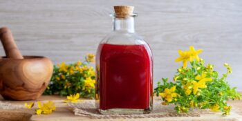 Son Yılların Popüler Şifalı Bitkisi: Kırmızı Kantaron Yağı Nedir, Faydaları Nelerdir?