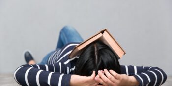 Faydalı Mı, Zararlı Mı? Yerde Uyumaya Başlarsanız Vücudunuza Neler Olabilir?