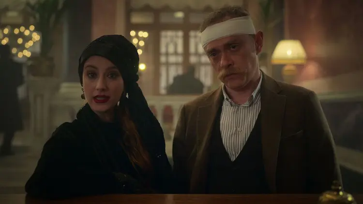 Hazal Kaya ve Tansu Biçer