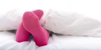 Toplanın Açıklıyoruz! Gece Çorabınızı Çıkarmadan Uyursanız Ne Olur?