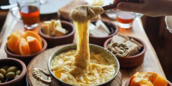 Peynirin En Lezzetli Hali: Karadeniz Sofralarının Baş Tacı Kuymak Nasıl Yapılır?