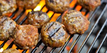 Cızbız Bir Lezzet: Evinizde Pratik Şekilde Hazırlayabileceğiniz Izgara Köfte Tarifi