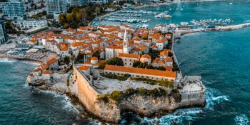 Budva: Tarihi Dokusuyla Göz Kamaştıran Sahil Kentinde Nerede Konaklanır, Neler Yapılır?