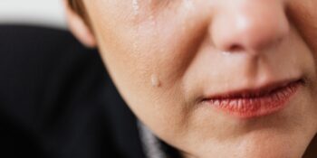 Üzgün Olduğumuzda Veya Ağladığımızda Neden Boğazımızda Yumru Varmış Gibi Hissederiz?