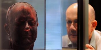 Marc Quinn: Eserlerinde Kendi Kanını Kullanarak Estetik Normları Tersine Çeviren Heykel Sanatçısı