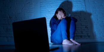 Amerika Birleşik Devletleri’nde Bir Sene Boyunca Kendi Kızına Siber Zorbalık Yapan Anne Tutuklandı