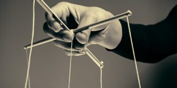 Partneriniz Size Bunları Yapıyorsa Dikkat! İlişkilerde 9 Tehlikeli Manipülasyon Örneği