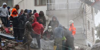 Depremzedeler Konuştu: Kar Devam Ediyor, Hava Soğuk, Yemeğimiz Yok, Çok Zor Durumdayız