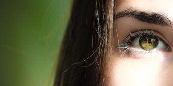 Gözün Önünde Uçuşan Şekiller Görme Durumu: Miyodizopsi Nedir, Neden Olur?