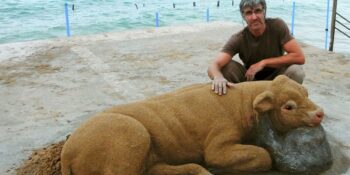 Kumdan Yaptığı Gerçekçi Heykelleriyle Büyüleyen Sıra Dışı Bir Sanatçı: Andoni Bastarrika