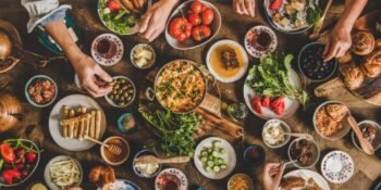 Uzmanlar Hızlı Yemek Yiyenleri Uyarıyor: “Sağlıklı Bir İftar En Az 45 Dakika Sürmeli”