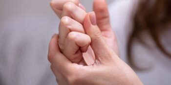 Toplanın Açıklıyoruz! Parmak Çıtlatmak Eklemlere Zarar Verir Mi?