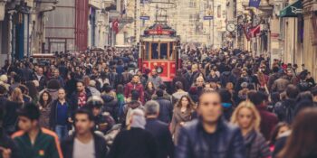 TÜİK Açıkladı: Türkiye’de Doğuşta Beklenen Yaşam Süresi Kademeli Olarak Düşüyor