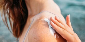 İhmal Etmeyin! Yaz Aylarında Güneş Kremi Sürmeyi Unuttuğunuz 6 Bölge