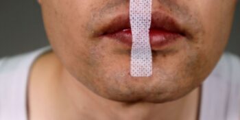 Mouth Taping: Gece Uyurken Ağıza Bant Yapıştırmanın 4 Faydası