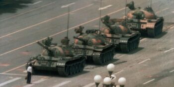Tank Adam: 34 Yıl Önce Çin’in Tiananmen Meydanı’ndaki Tankları Tek Başına Durduran Protestocu