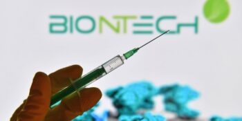 BioNTech, Covid-19 Aşısının Yan Etkileri Sebebiyle Hâkim Karşısına Çıkacak