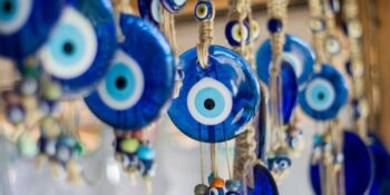 Kem Gözlerden Korunmanın Yolu: Nazar Boncuğunun Kökeni Hakkında Bilmeniz Gerekenler