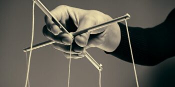 Manipülatif İnsanların Hedeflerine Ulaşmak İçin Kullandığı 9 Taktik