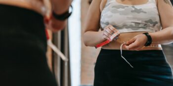 Göbek Yağlarından Kurtulun: Sadece Bir Sandalye Kullanarak Yapabileceğiniz 6 Egzersiz