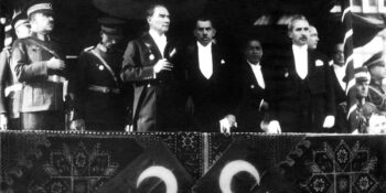 Dinlerken Tüylerinizi Diken Diken Edecek Cumhuriyetimizin 100. Yılı İçin Hazırlanmış 12 Marş