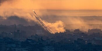 İsrail’in El Ehli Hastanesine Saldırısı Sonrası Yeniden Gündeme Gelen Savaş Suçu Nedir?