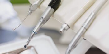 Ağzınızda Metalik Bir Tat Olmasının 8 Muhtemel Sebebi