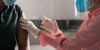 Yeni Araştırma: Covid Aşılarının Nadir Görülen Fakat Tehlikeli  Yan Etkileri Keşfedildi