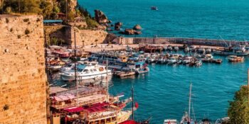 Muhteşem Falez Manzaraları İle Ünlü Antalya Muratpaşa’da Gidebileceğiniz En İyi Plajlar